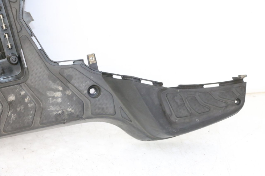 photo de TAPA REPOSAPIES KYMCO AGILITY NAKED RENOUVO 2T 50 (2011 - 2018) - Primer plano de alta resolución