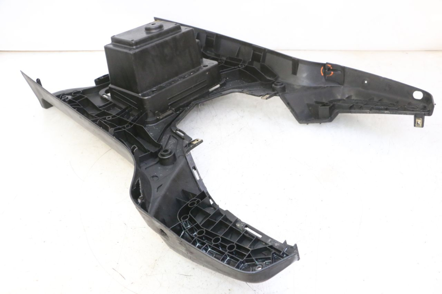 photo de TAPA REPOSAPIES KYMCO AGILITY NAKED RENOUVO 2T 50 (2011 - 2018) - Otra perspectiva