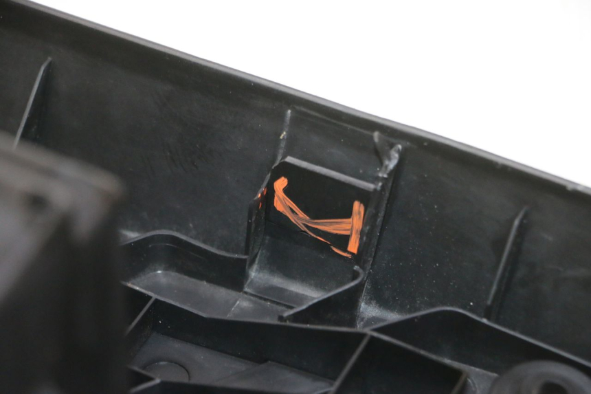 photo de TAPA REPOSAPIES KYMCO AGILITY NAKED RENOUVO 2T 50 (2011 - 2018) - Detalles de los puntos de fijación