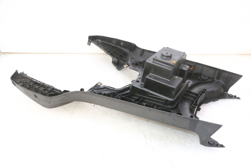 photo de TAPA REPOSAPIES KYMCO AGILITY NAKED RENOUVO 2T 50 (2011 - 2018) - Estado de la superficie y material