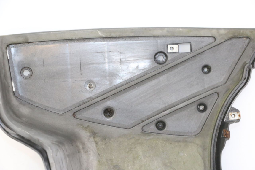 photo de TAPA REPOSAPIES APRILIA SR MOTARD 50 (2012 - 2018) - Detalles de los puntos de fijación