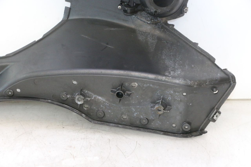 photo de TAPA REPOSAPIES APRILIA ATLANTIC S 125 (2010 - 2013) - Otra vista del artículo