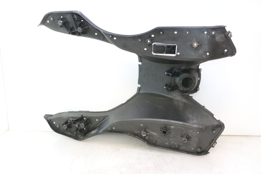photo de TAPA REPOSAPIES APRILIA ATLANTIC S 125 (2010 - 2013) - Zoom sobre los componentes