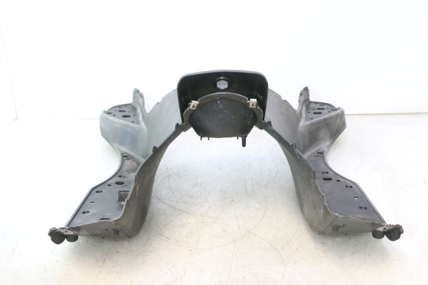 photo de TAPA REPOSAPIES APRILIA ATLANTIC S 125 (2010 - 2013) - Enfoque en la estructura