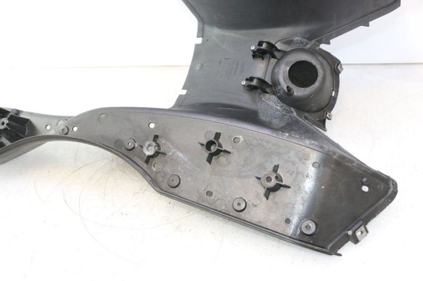 photo de TAPA REPOSAPIES APRILIA ATLANTIC S 125 (2010 - 2013) - Detalle de la pieza