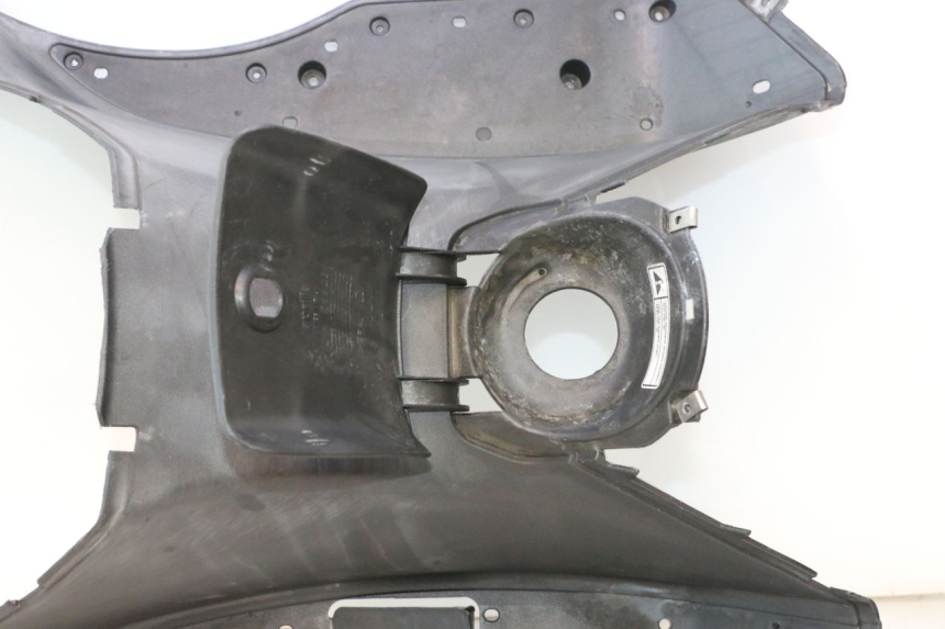 photo de TAPA REPOSAPIES APRILIA ATLANTIC S 125 (2010 - 2013) - Detalles de los puntos de fijación