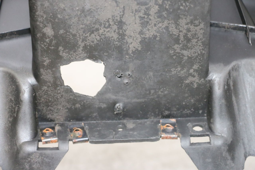 photo de TAPA REPOSAPIES MBK BOOSTER SPIRIT NAKED 50 (2004 - 2017) - Detalles de los puntos de fijación