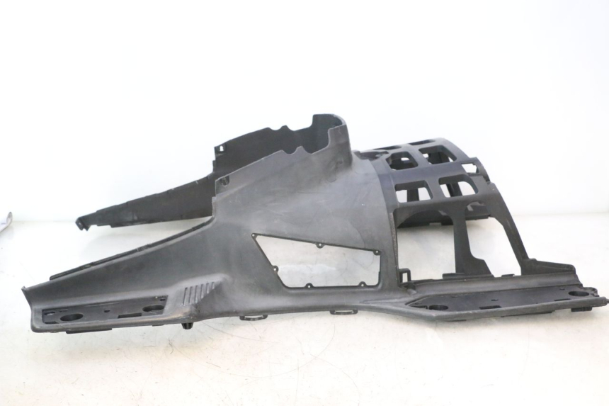 photo de TAPA REPOSAPIES SUZUKI BURGMAN EXECUTIVE ABS 650 (2006 - 2012) - Detalle de la pieza