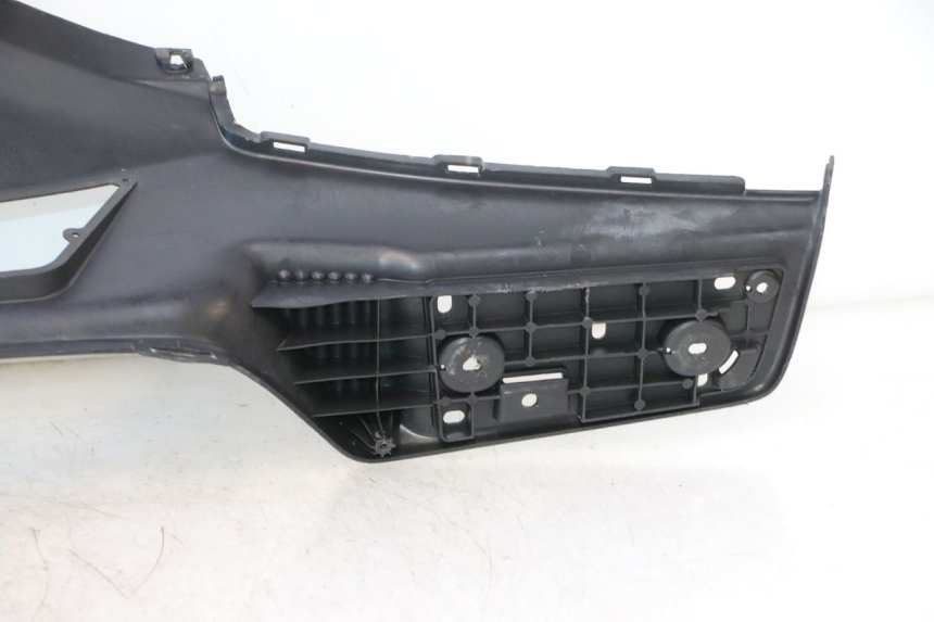 photo de TAPA REPOSAPIES SUZUKI BURGMAN EXECUTIVE ABS 650 (2006 - 2012) - Primer plano de alta resolución