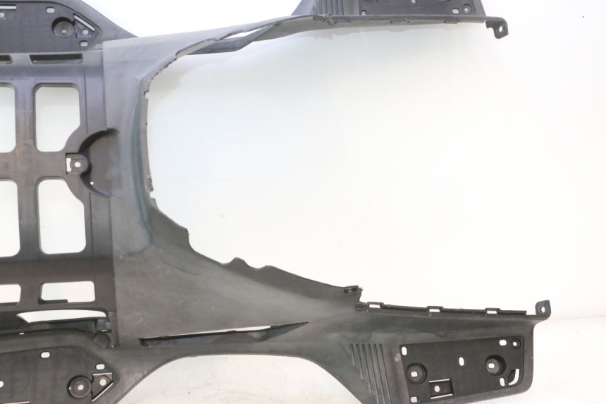 photo de TAPA REPOSAPIES SUZUKI BURGMAN EXECUTIVE ABS 650 (2006 - 2012) - Enfoque en la estructura