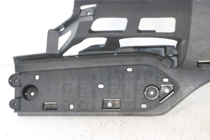 photo de TAPA REPOSAPIES SUZUKI BURGMAN EXECUTIVE ABS 650 (2006 - 2012) - Detalle de la pieza