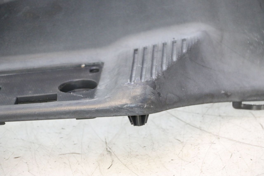 photo de TAPA REPOSAPIES SUZUKI BURGMAN EXECUTIVE ABS 650 (2006 - 2012) - Primer plano técnico