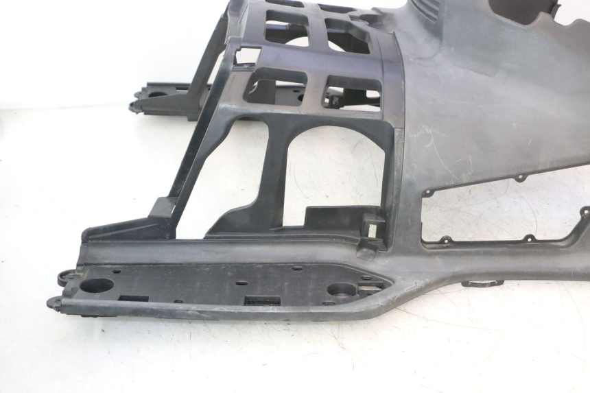 photo de TAPA REPOSAPIES SUZUKI BURGMAN EXECUTIVE ABS 650 (2006 - 2012) - Detalles de los puntos de fijación
