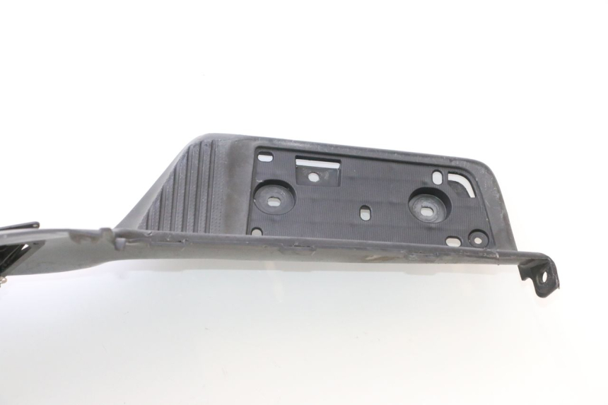 photo de TAPA REPOSAPIES SUZUKI BURGMAN EXECUTIVE ABS 650 (2006 - 2012) - Detalle de la pieza