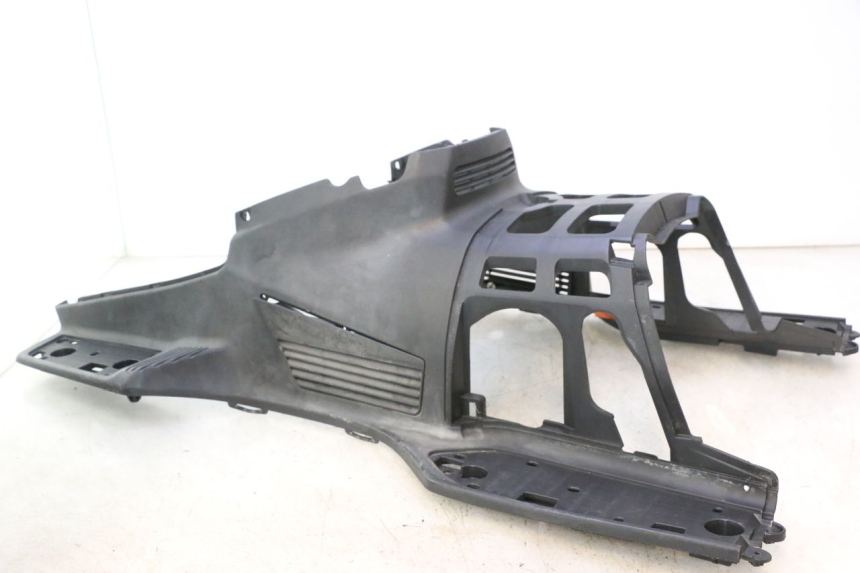 photo de TAPA REPOSAPIES SUZUKI BURGMAN EXECUTIVE ABS 650 (2006 - 2012) - Zoom sobre los componentes