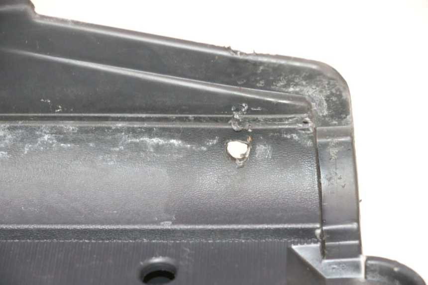 photo de TAPA REPOSAPIES SUZUKI BURGMAN EXECUTIVE ABS 650 (2006 - 2012) - Primer plano de alta resolución