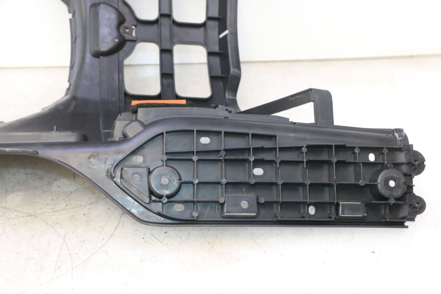 photo de TAPA REPOSAPIES SUZUKI BURGMAN EXECUTIVE ABS 650 (2006 - 2012) - Enfoque en la estructura