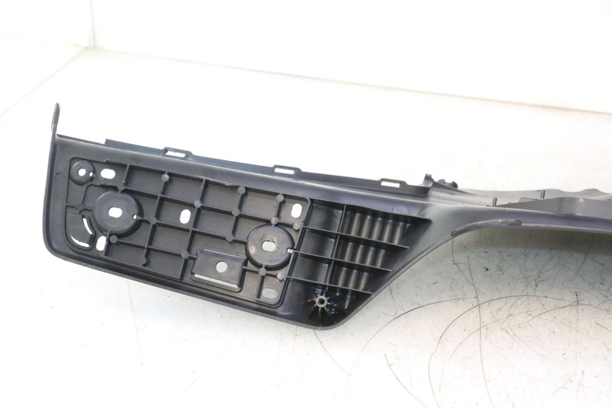 photo de TAPA REPOSAPIES SUZUKI BURGMAN EXECUTIVE ABS 650 (2006 - 2012) - Perfil de la pieza de repuesto