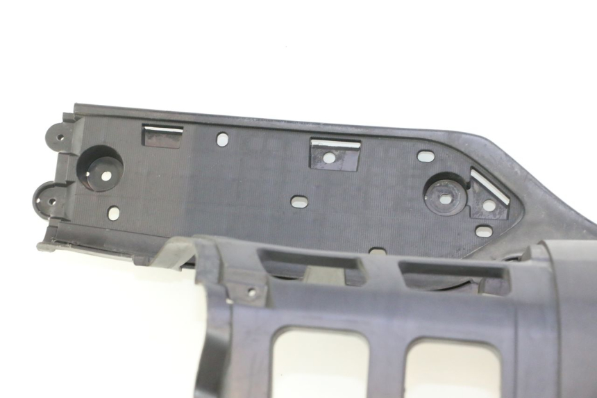 photo de TAPA REPOSAPIES SUZUKI BURGMAN EXECUTIVE ABS 650 (2006 - 2012) - Primer plano técnico