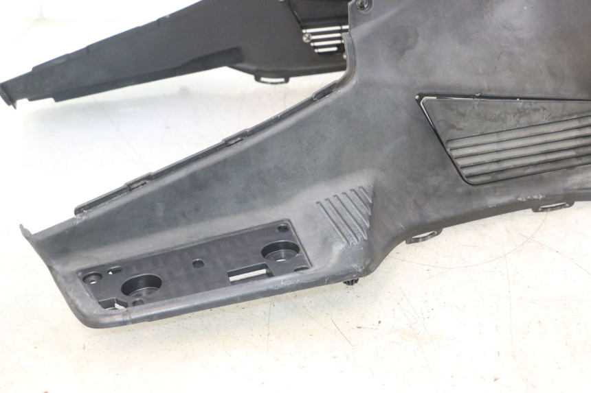 photo de TAPA REPOSAPIES SUZUKI BURGMAN EXECUTIVE ABS 650 (2006 - 2012) - Marcados y referencias originales