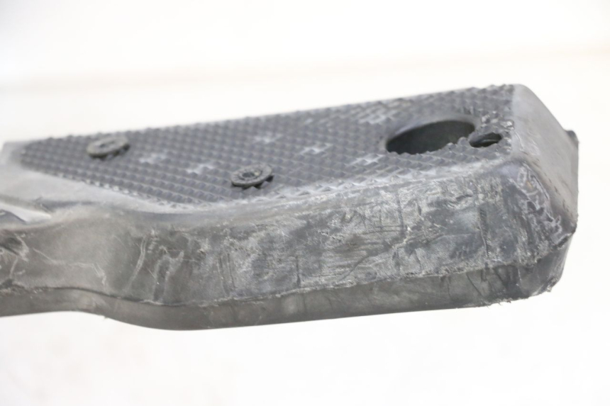 photo de TAPA REPOSAPIES YAMAHA BW'S 100 (1999 - 2002) - Primer plano de alta resolución