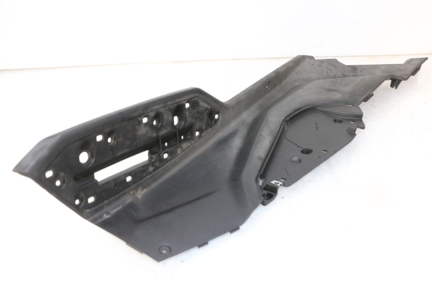 photo de TAPA REPOSAPIES DERECHA QUADRO 4 4D 350 (2015 - 2018) - Detalle de la pieza