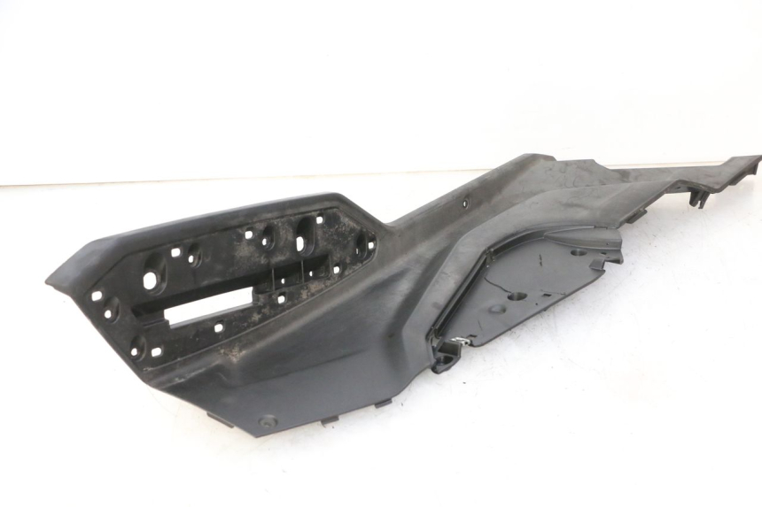 photo de TAPA REPOSAPIES DERECHA QUADRO 4 4D 350 (2015 - 2018) - Vista general del producto