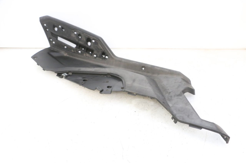 photo de TAPA REPOSAPIES DERECHA QUADRO 4 4D 350 (2015 - 2018) - Estado de la superficie y material