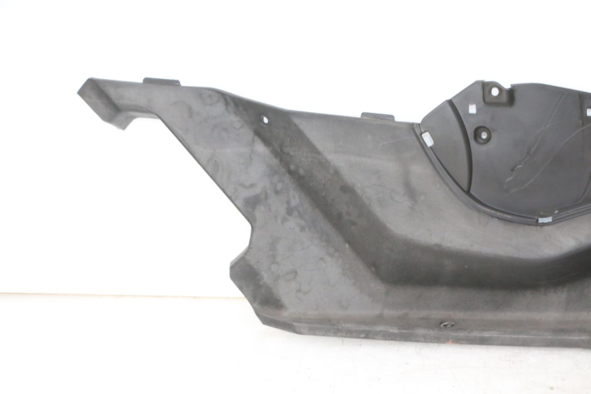 photo de TAPA REPOSAPIES DERECHA QUADRO 4 4D 350 (2015 - 2018) - Recambio usado revisado