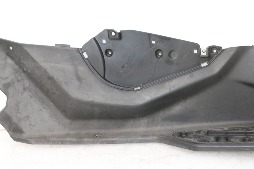 photo de TAPA REPOSAPIES DERECHA QUADRO 4 4D 350 (2015 - 2018) - Marcados y referencias originales