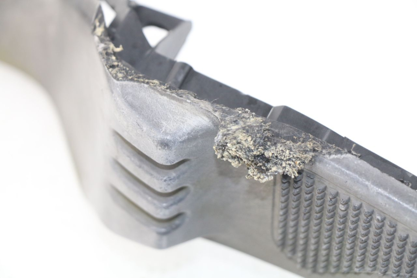 photo de PATA DE APOYO DERECHA KYMCO DINK STREET 125 (2009 - 2014) - Detalles de los puntos de fijación