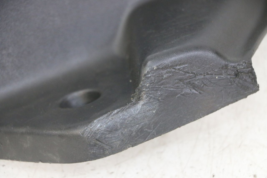 photo de TAPA REPOSAPIES DERECHA PEUGEOT ELYSEO 125 (1999 - 2004) - Detalles de los puntos de fijación