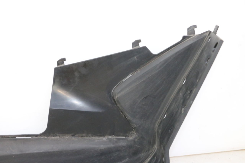 photo de TAPA REPOSAPIES DERECHA HONDA FORZA ABS 300 (2013 - 2017) - Zoom sobre los componentes