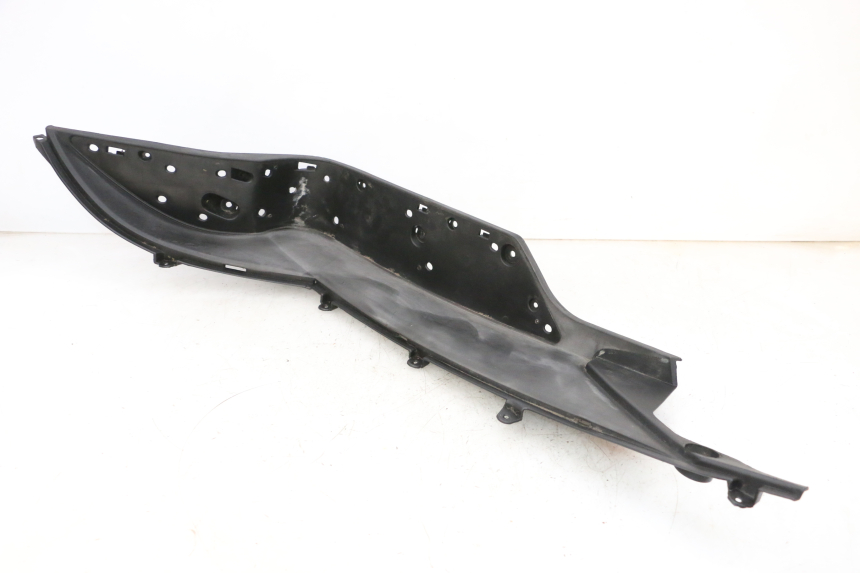 photo de TAPA REPOSAPIES DERECHA JM MOTORS GTS 125 (2015 - 2019) - Primer plano técnico