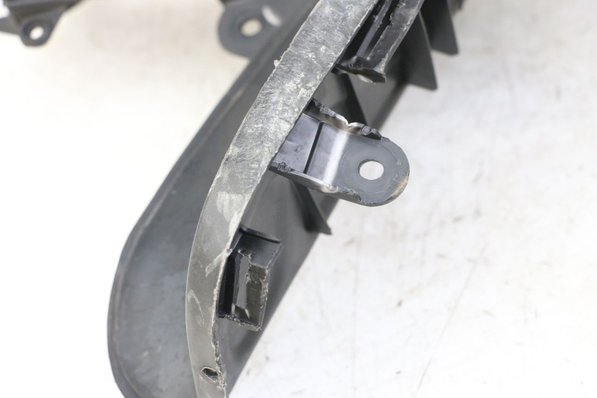 photo de TAPA REPOSAPIES DERECHA KYMCO GRAND DINK 125 (2008 - 2014) - Detalles de los puntos de fijación