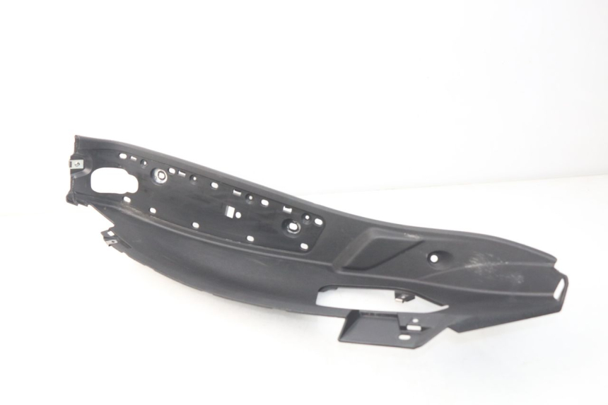 photo de TAPA REPOSAPIES DERECHA PIAGGIO MP3 HPE 500 (2019 - 2022) - Primer plano técnico