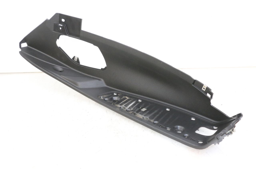 photo de TAPA REPOSAPIES DERECHA PIAGGIO MP3 HPE 350 (2018 - 2020) - Primer plano técnico