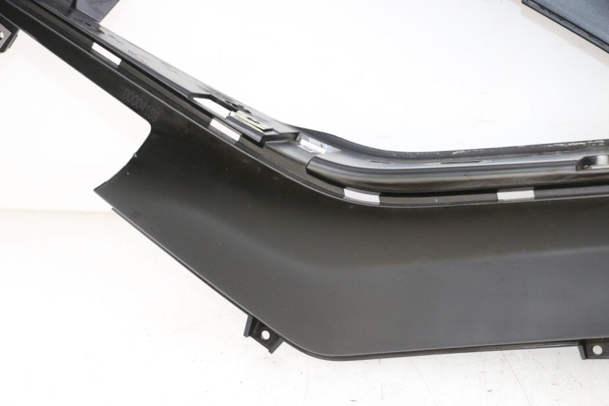 photo de TAPA REPOSAPIES DERECHA PIAGGIO MP3 HPE 300 (2019 - 2026) - Zoom sobre los componentes