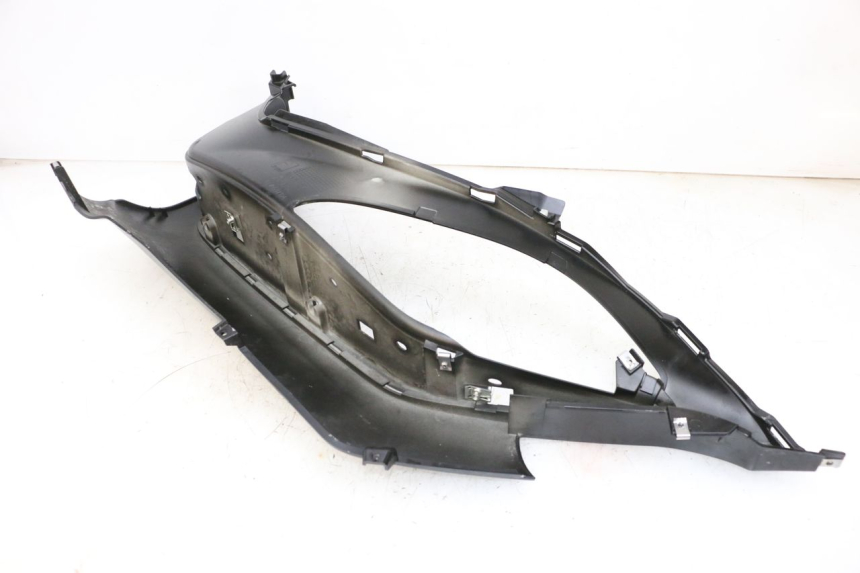 photo de TAPA REPOSAPIES DERECHA PIAGGIO MP3 HPE 300 (2019 - 2026) - Otra perspectiva