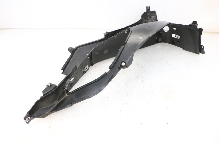 photo de TAPA REPOSAPIES DERECHA PIAGGIO MP3 HPE 300 (2019 - 2026) - Detalles de los puntos de fijación