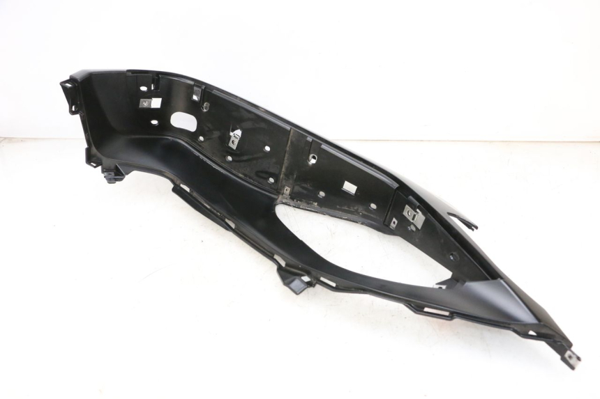 photo de TAPA REPOSAPIES DERECHA PIAGGIO MP3 HPE 300 (2019 - 2026) - Estado de la superficie y material