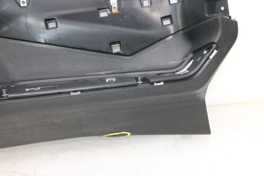 photo de TAPA REPOSAPIES DERECHA PIAGGIO MP3 HPE 530 (2022 - 2026) - Enfoque en la estructura