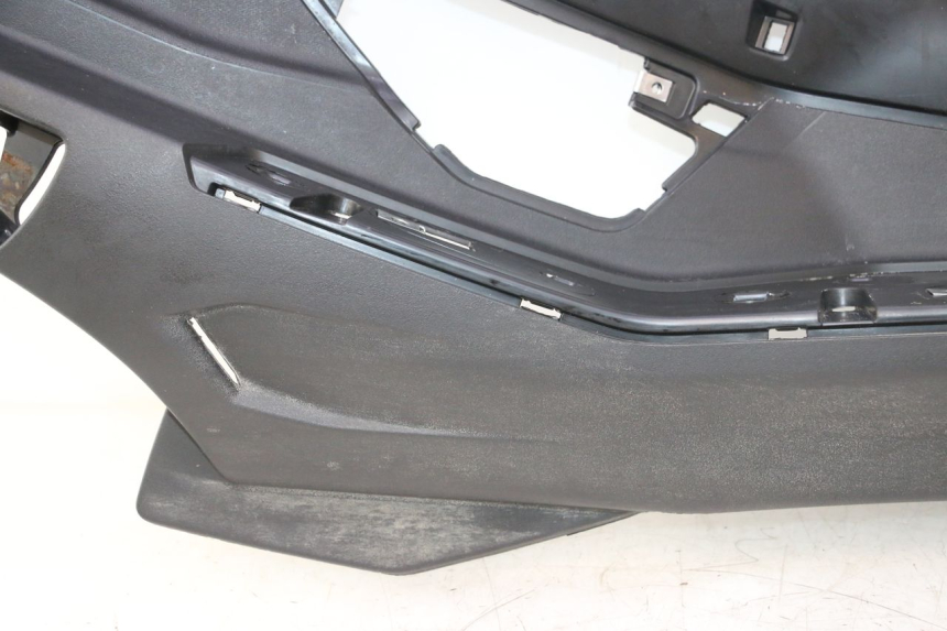photo de TAPA REPOSAPIES DERECHA PIAGGIO MP3 HPE 530 (2022 - 2026) - Ángulo de visión alternativo