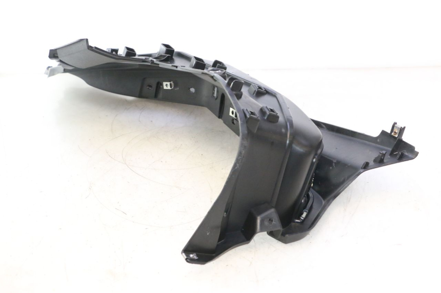 photo de TAPA REPOSAPIES DERECHA PIAGGIO MP3 HPE 530 (2022 - 2026) - Primer plano técnico
