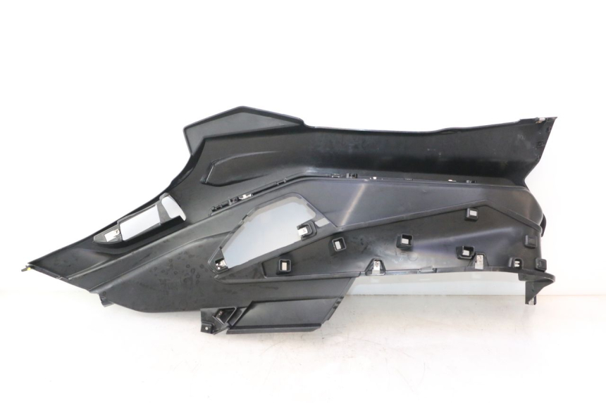 photo de TAPA REPOSAPIES DERECHA PIAGGIO MP3 HPE 530 (2022 - 2026) - Detalles de los puntos de fijación