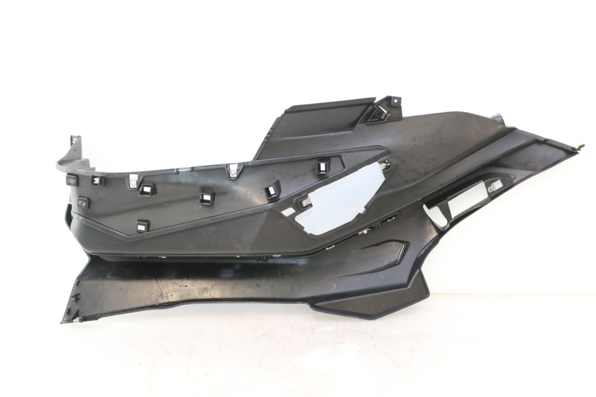 photo de TAPA REPOSAPIES DERECHA PIAGGIO MP3 HPE 530 (2022 - 2026) - Estado de la superficie y material