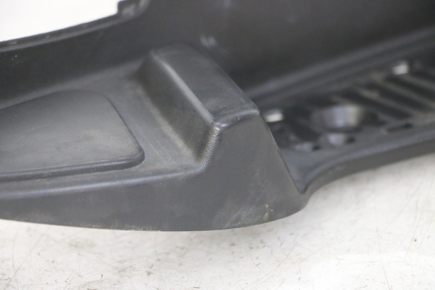 photo de TAPA REPOSAPIES DERECHA PIAGGIO MP3 LT 300 (2010 - 2016) - Detalles de los puntos de fijación