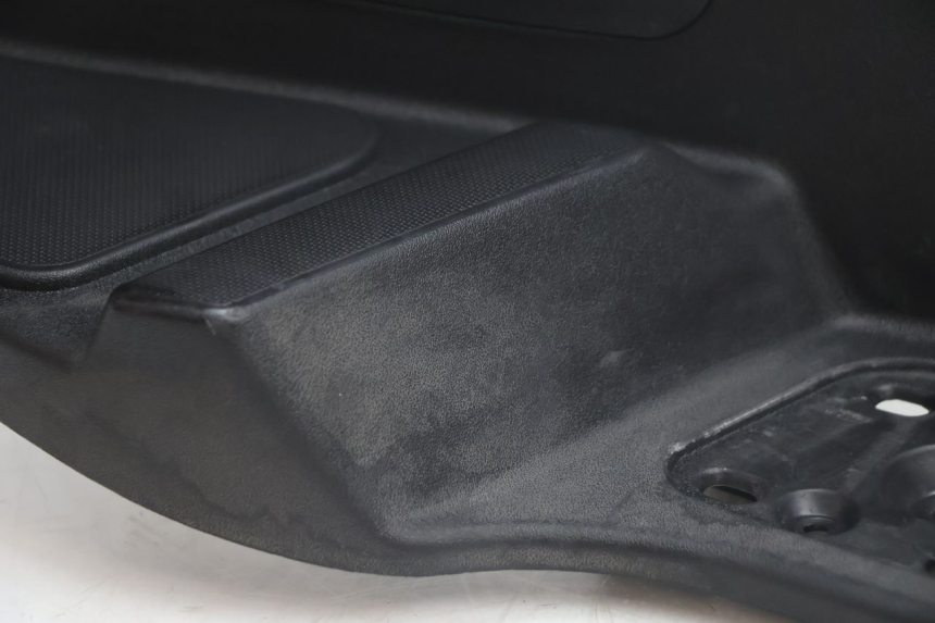 photo de TAPA REPOSAPIES DERECHA PIAGGIO MP3 LT 300 (2010 - 2016) - Primer plano técnico