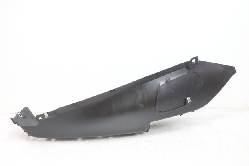 photo de TAPA REPOSAPIES DERECHA PIAGGIO MP3 LT 300 (2010 - 2016) - Detalles de los puntos de fijación