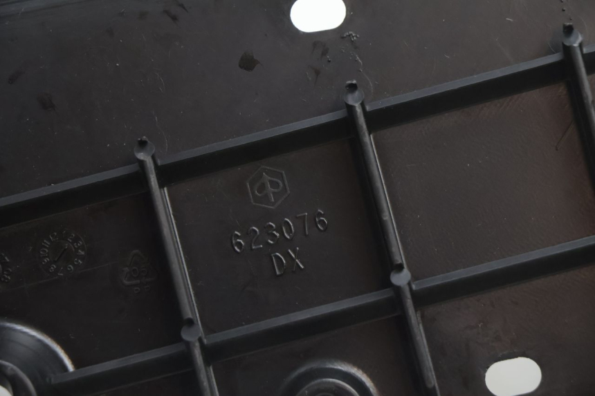 photo de TAPA REPOSAPIES DERECHA PIAGGIO MP3 LT 300 (2010 - 2016) - Marcados y referencias originales